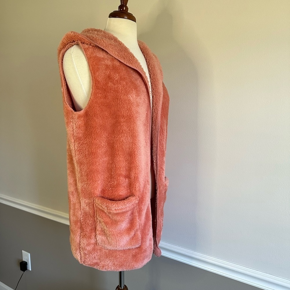 Zenana Outfitters faux fur vest., Size S, EUC - Picture 3 of 5
